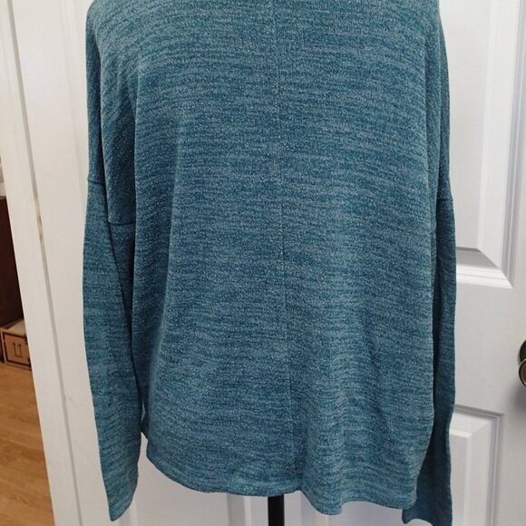 Old Navy Women's Light weight Long sleeve Shirt Size Large - Picture 3 of 4